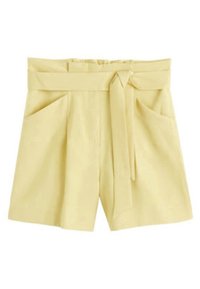 Pantaloni corti in lino giallo con vita cinturata, due tasche frontali e design plissettato, dalla texture liscia e dallo stile casual.