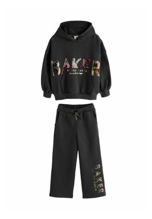 Ensemble sweat à capuche noir et pantalon avec lettres florales colorées formant BAKER de Ted Baker sur la poitrine et la jambe, taille élastique et poches.