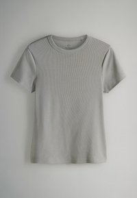 Graues, kurzärmeliges T-Shirt aus weichem Stoff, mit Rundhalsausschnitt und glatter Textur. Schlichtes Design ohne Muster oder Akzenten.