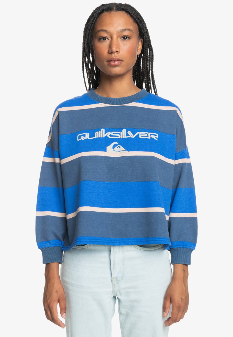 Niebieska i szara, w paski, skrócona bluza z okrągłym dekoltem, z białym logo Quiksilver. Wykonana z miękkiego materiału bawełnianego.