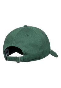 Gorra de tela verde con visera curvada, correa de metal ajustable en la parte trasera y agujeros de ventilación cosidos en la parte superior.