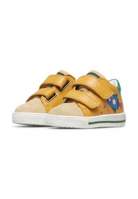 Sneakers gialli per bambini con doppie cinghie in Velcro, punta in suede beige, suole bianche con striscia verde e una grafica colorata di razzo sul lato.