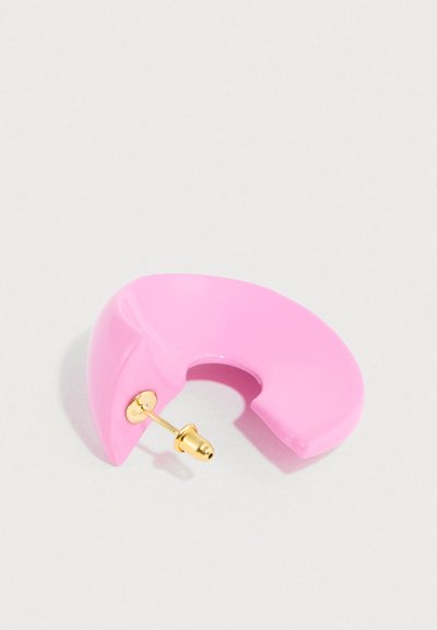 Ροζ ακρυτικό σκουλαρίκι με καμπύλο σχήμα και γυαλιστερή επιφάνεια. Διαθέτει πίσω μέρος καρφίτσα σε χρυσό τόνο για ασφαλές κούμπωμα.