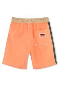 Shorts de bain orange avec une taille élastique et une bordure beige. Présente une poche arrière avec une étiquette et une bande latérale vert foncé.