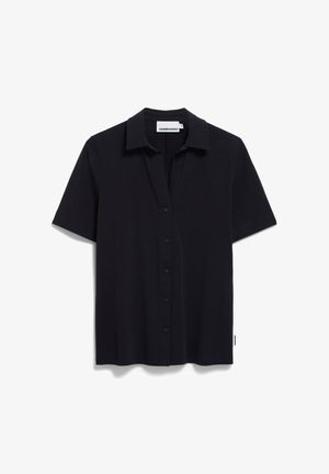 Zwarte kortebloemige shirt van een zachte stof, met een knoopsluiting aan de voorkant en een klassieke kraag. Eenvoudig ontwerp zonder zichtbare patronen of accenten.