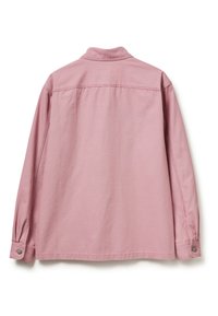 Różowa bawełniana koszula z długimi rękawami, zapinanymi mankietami i kołnierzykiem; charakteryzuje się gładką teksturą i minimalistycznym wzornictwem.