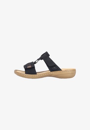 Sandales noires avec un design à lanière en T ; fabriquées en matériau doux, dotées d'une semelle intérieure moulée et d'une semelle extérieure en caoutchouc, avec une légère élévation du talon.