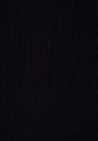 Gros plan sur un tissu tricoté noir montrant une texture côtelée et un motif de couture vertical.