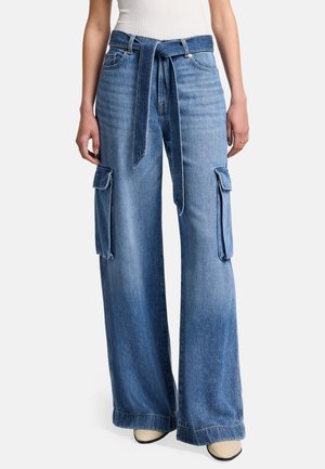 Pantalons cargo en denim à jambes larges avec une taille ceinturée, teinte bleu clair, deux grandes poches latérales et détails à ourlet brut.
