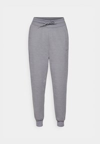 Calças de moletom cinzentas, ajustadas na parte inferior, com cintura elástica por cordão, punhos elásticos e um discreto logo da Nike na coxa esquerda. Tecido macio e texturizado.