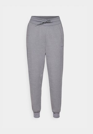 Calças de moletom cinzentas, ajustadas na parte inferior, com cintura elástica por cordão, punhos elásticos e um discreto logo da Nike na coxa esquerda. Tecido macio e texturizado.