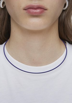 Biała bawełniana koszulka z dopasowanym okrągłym dekoltem, zdobiona fioletowym wykończeniem. Krótkie rękawy, gładki materiał, minimalna tekstura i brak widocznych wzorów.