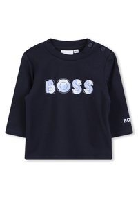 Chemise à manches longues bleu marine en coton, arborant un graphique audacieux "BOSS" sur le devant et des accents de boutons sur l'épaule.