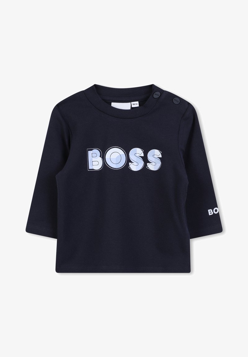 Chemise à manches longues bleu marine en coton, arborant un graphique audacieux "BOSS" sur le devant et des accents de boutons sur l'épaule.