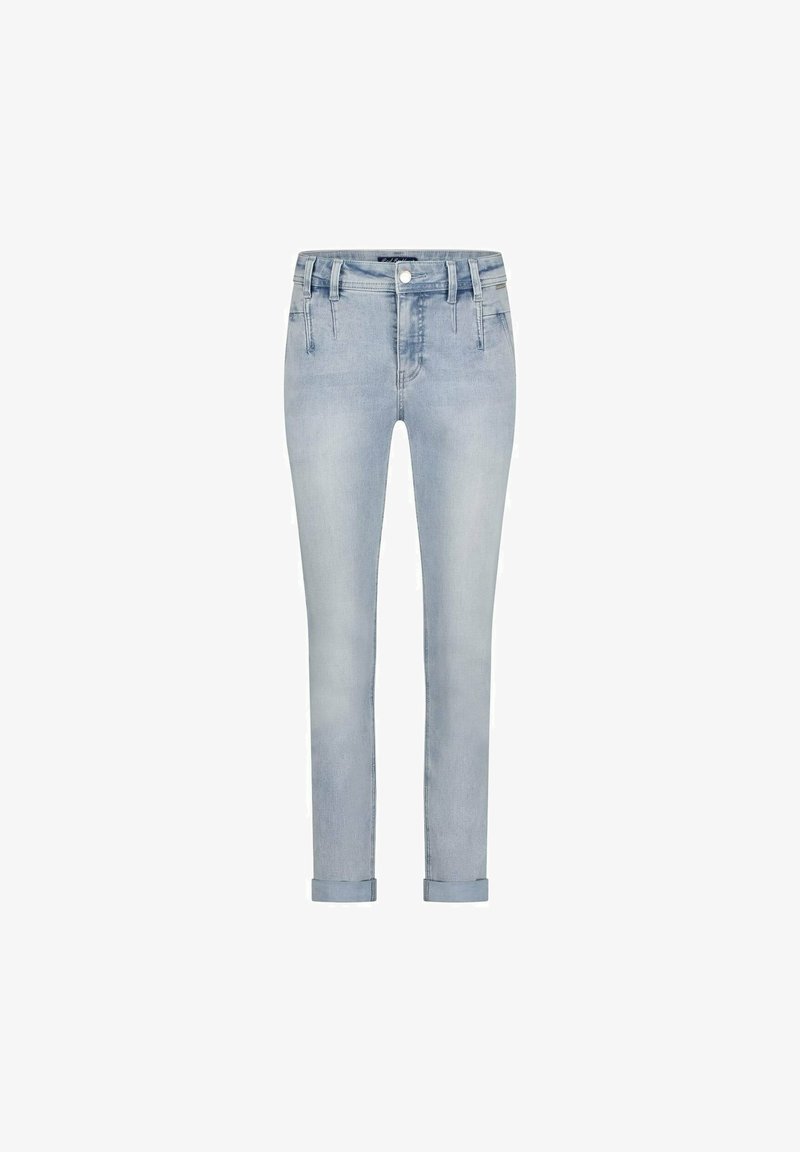 Jean en denim bleu clair avec une coupe slim, doté d'un bouton de fermeture, de cinq poches et de ourlets roulés à la cheville.