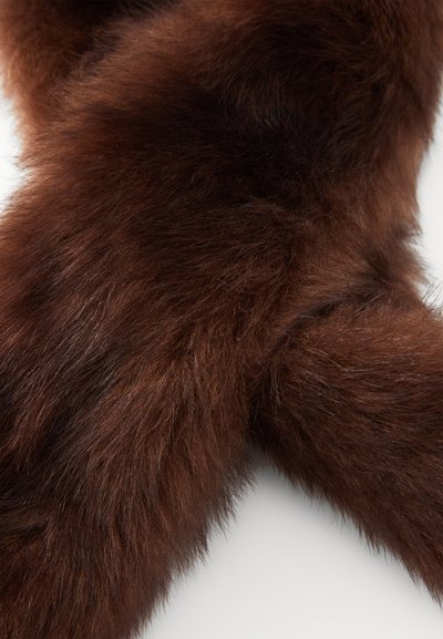 Bruine faux fur stof met een zachte, fluffy textuur. De vezels zijn dicht en vertonen een rijke, warme tint met subtiele highlights.
