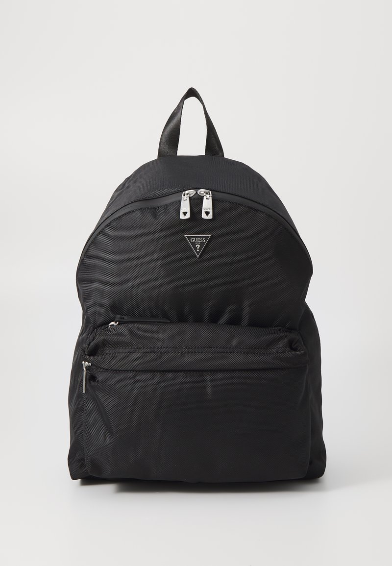 Fekete nejlon hátizsák, lekerekített formában, cipzáros fő rekesszel, elülső zsebbel és hímezett logóval. Állítható pántokkal és felső fogantyúval rendelkezik.