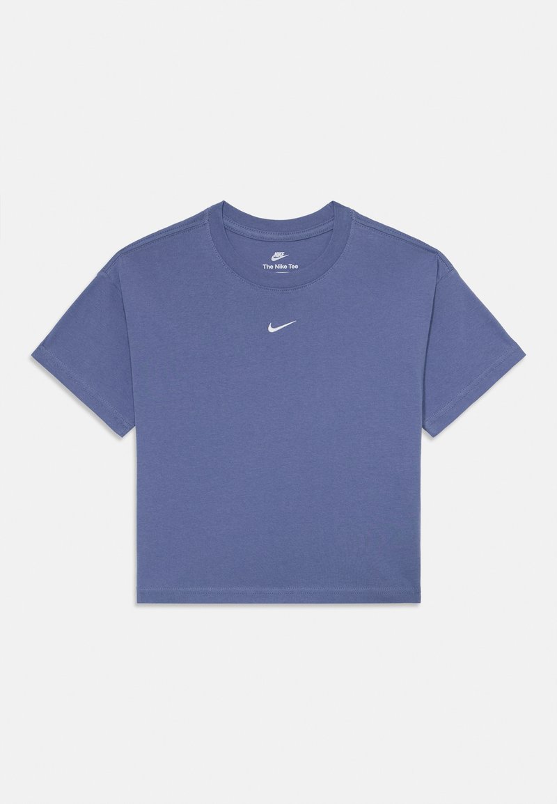 Helevalge puuvillane crop top t-särk helesinises toonis, lühikeste varrukatega, ümmarguse kaelusega ja valge Nike logo trükitud rinnale.
