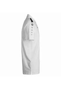 Polo bianco a maniche corte, con colletto nero, spacchi laterali e cinque punti decorativi grigi sulla spalla sinistra.