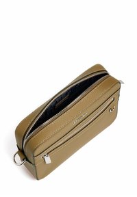 Borsa da toilette khaki con due scomparti con zip, rivestimento interno nero, accessori in argento e design sottile. Presenta un anello di attacco laterale.