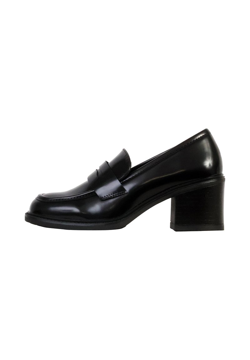 Zwarte leren geklede loafers met een ronde neus en een decoratieve band aan de voorkant, met een gestructureerde hak en een gladde afwerking.