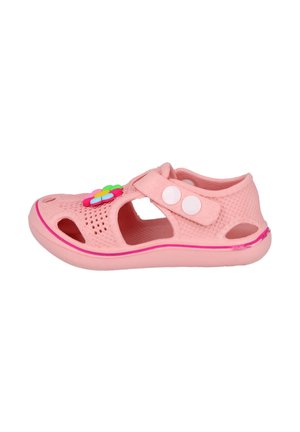 Sandalia infantil rosa con diseño perforado, tira ajustable con dos botones blancos y una decoración de flor colorida en la parte superior.