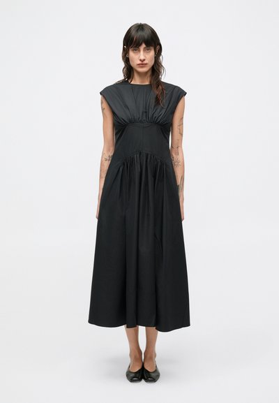 Robe midi noire avec un corsage ajusté, une taille froncée et des manches courtes. Tissu lisse avec une silhouette décontractée et sans ornements apparents.