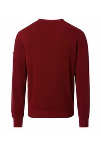 Roter gestrickter Pullover mit strukturiertem Muster, Rundhalsausschnitt, langen Ärmeln und gerippten Bündchen. Keine sichtbaren Verschlüsse oder zusätzlichen Details.