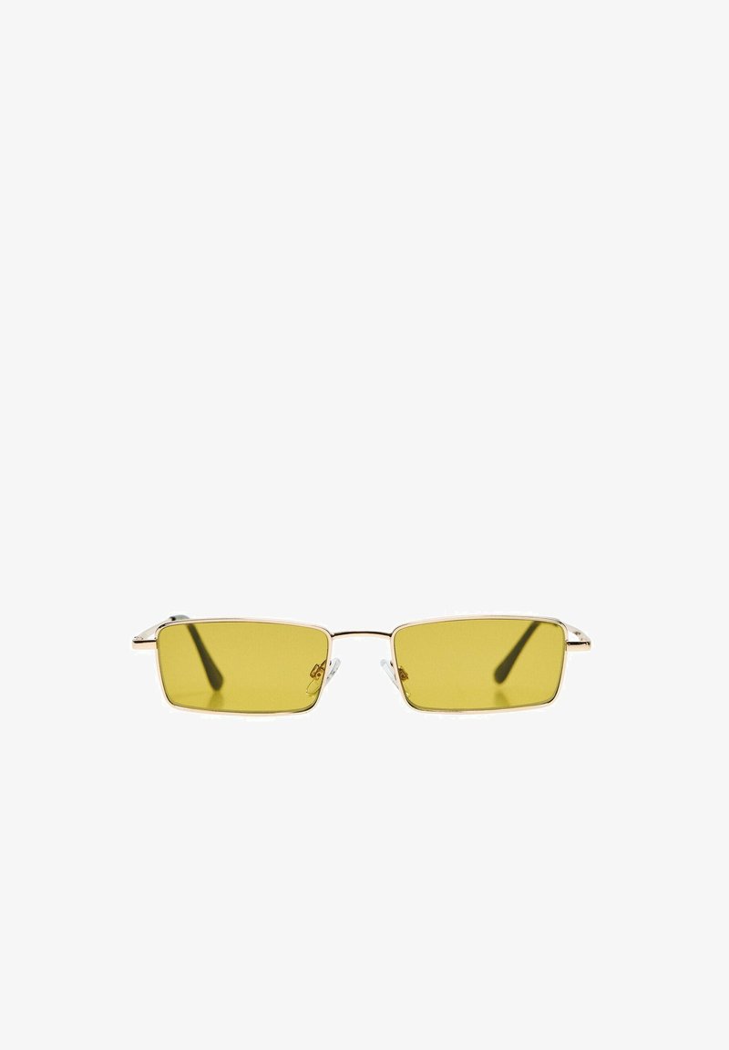 Rechteckige, gelb getönte Sonnenbrille mit dünnem goldfarbenem Metallgestell und verstellbaren Nasenpads auf weißem Hintergrund.