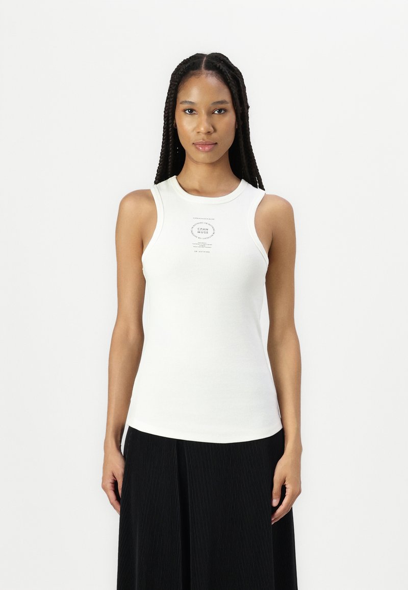 Weißes geripptes Tanktop mit rundem Halsausschnitt und breiten Schulterträgern, mit einem kleinen Drucketikett auf der Vorderseite. Glatte Textur.