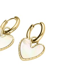 Los pendientes de aro dorados presentan incrustaciones en forma de corazón de nácar blanco, con un borde dorado texturizado y cierre de bisagra.