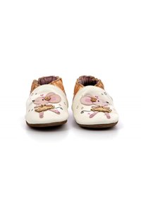 Δερμάτινα παιδικά παπούτσια σε κρέμα, με καφέ λεπτομέρεια. Διακοσμημένα με ένα ροζ ποντικάκι και μπαλέτο, με μαλακή, υφασμένη σόλα.