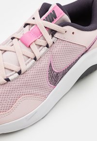 Nike Performance LEGEND ESSENTIAL 3 - Sapatilha de treino - barely rose/cave purple/white/pure platinum/pink rise