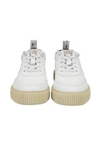 Weiße Sneakers mit glattem Lederobermaterial, runder Zehenpartie und beige Gummisohle. Verfügt über ein Schnürdesign und eine strukturierte Fersenkappe.