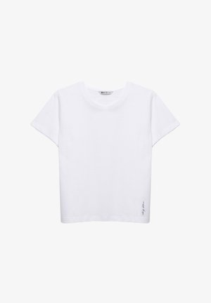 Bílý bavlněný tričko s krátkým rukávem, kulatým výstřihem a malým modrým akcentem blízko spodního lemu, s volným střihem a jednoduchým designem.