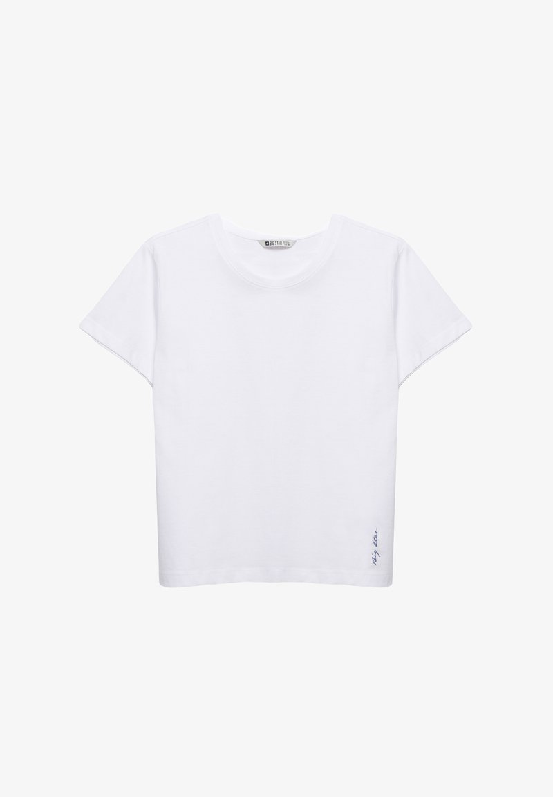 Balta kokvilnas T-kreklu ar īsām piedurknēm, apaļu kakla izgriezumu un nelielu zilu akcentu pie apakšmalas, kas piedāvā brīvu piegriezumu un vienkāršu dizainu.