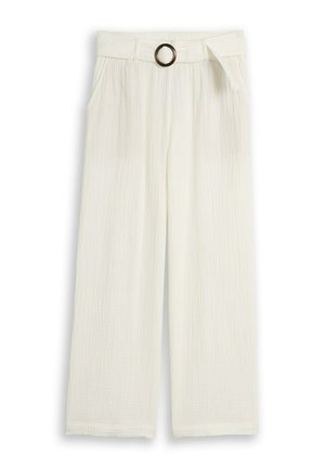 Pantalon blanc large en tissu texturé, taille haute, poches latérales et ceinture assortie avec une boucle ronde foncée.