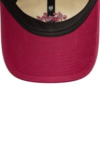 Bordó baseball sapka fekete karimával, belső részén hímezett szöveggel és texturált anyaggal. Az állítható pánt nem látható.