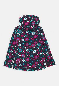 Bloemige regenjas met een donker marineblauwe achtergrond, voorzien van roze, witte en teal bloemen, een capuchon en lange mouwen.