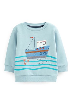 Sweat-shirt bleu clair avec un motif brodé de bateau orné d'un drapeau rouge, entouré de vagues, de poissons et de crabes, sur une texture douce.