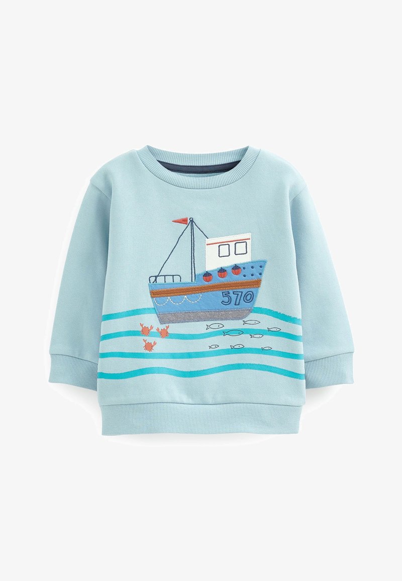 Sweat-shirt bleu clair avec un motif brodé de bateau orné d'un drapeau rouge, entouré de vagues, de poissons et de crabes, sur une texture douce.