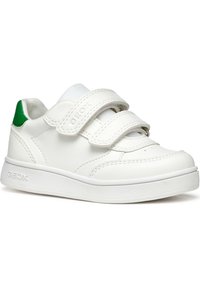 Baskets Geox blanches avec des accents verts, dotées d'une tige en synthétique lisse, de deux straps Velcro, et d'une semelle en caoutchouc texturé.