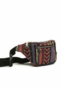 Mała torba na talię z wielokolorowej tkaniny o plecionych wzorach w czerwonym, niebieskim i żółtym kolorze, z dwiema kieszeniami na złote zamki błyskawiczne, przymocowana do regulowanego czarnego paska.