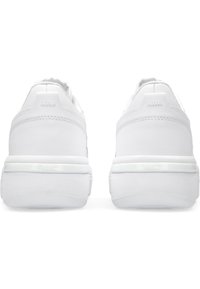 Vita sneakers med en slät läderöverdel, vadderad krage och strukturerad mesh-detalj. Har en dämpad mellansula med "GEL"-logotyp.