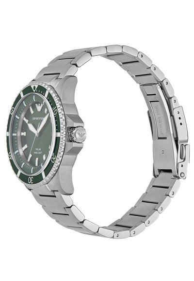 Silberner Edelstahl-Uhren mit grünem Zifferblatt und Lünette, leuchtenden Markierungen und polierter Oberfläche. Zeigt ein klassisches Design mit einem runden Gehäuse.