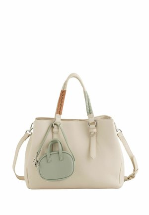 Bolso de mano de cuero color crema con doble asa superior con costuras marrones y verdes, correa de hombro desmontable y pequeño bolsillo verde adjunto.