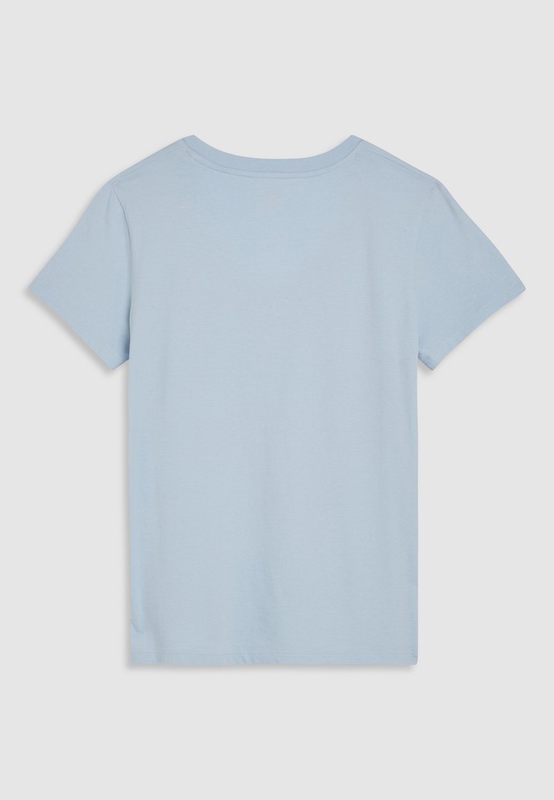 Camiseta de manga corta azul claro con cuello redondo y una textura suave y lisa, exhibida desde la parte trasera sin ningún patrón ni gráfico.