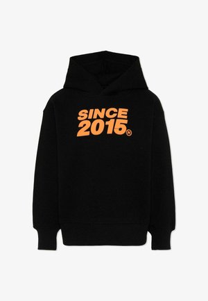 Sudadera negra con capucha con texto naranja llamativo "SINCE 2015" impreso en el centro delantero.