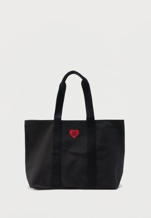 Sac fourre-tout noir avec deux anses et un petit logo cœur rouge portant l'inscription "HUGO" au centre avant.