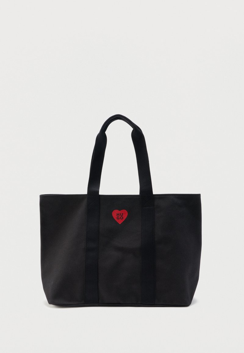 Μαύρη τσάντα ώμου με δύο λουριά και ένα μικρό κόκκινο λογότυπο καρδιάς με την επιγραφή "HUGO" στο κέντρο μπροστά.